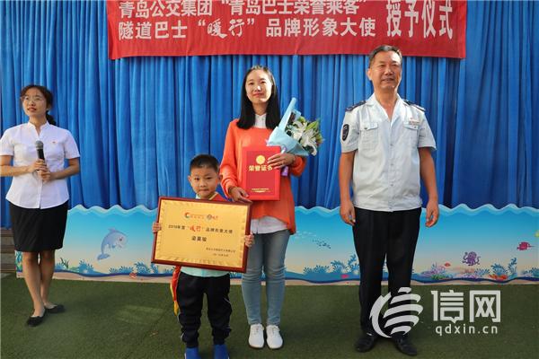 礼让行人男孩鞠躬,斑马线最美鞠躬小少年找到了