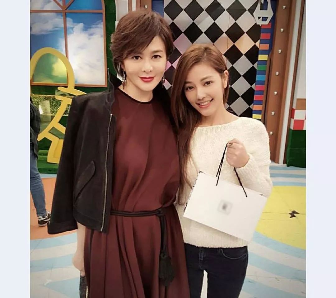 44岁的她竟睡服半个娱乐圈，被亿万直男跪舔！遭小S妒忌十年：凭什么