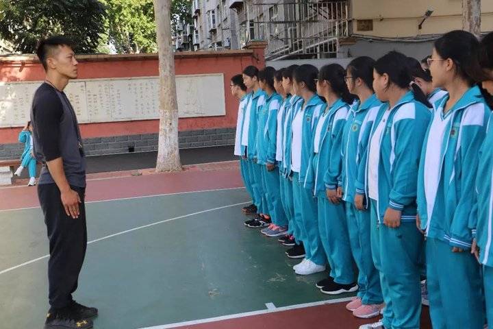 这个体育老师有点不简单是“优秀运动员”也是“知心大哥哥”