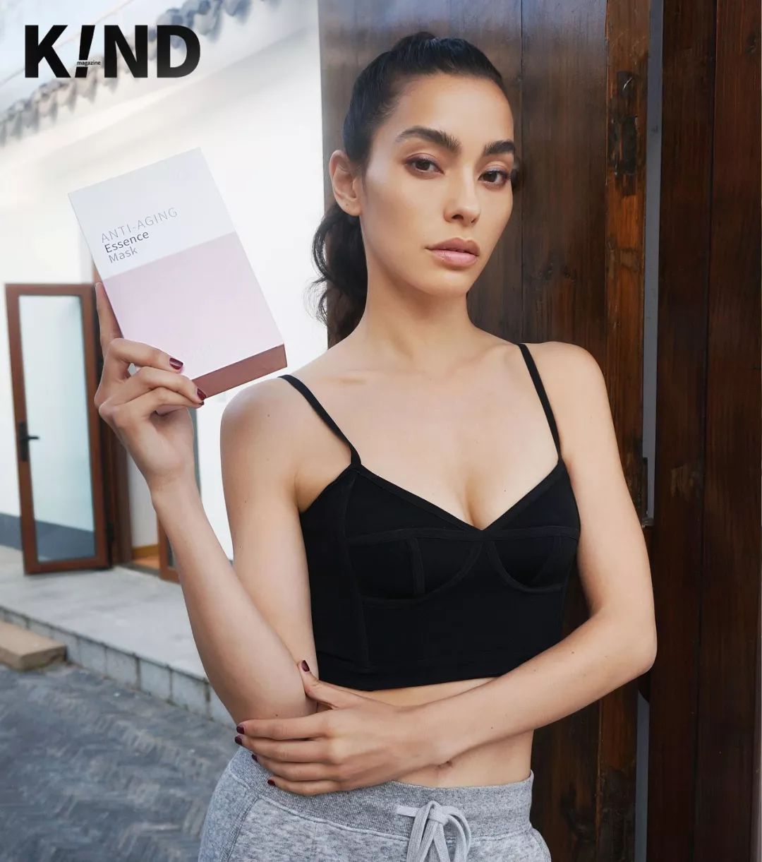 51岁“人间*物尤**”一夜爆红！看完她这张图，200w网友惊呼：我又恋爱了