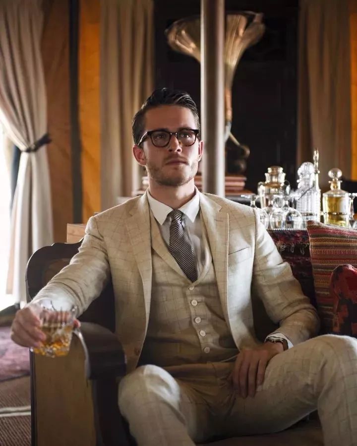 根据你的脸型和眼镜选发型,怎么选择适合自己的发型和眼镜