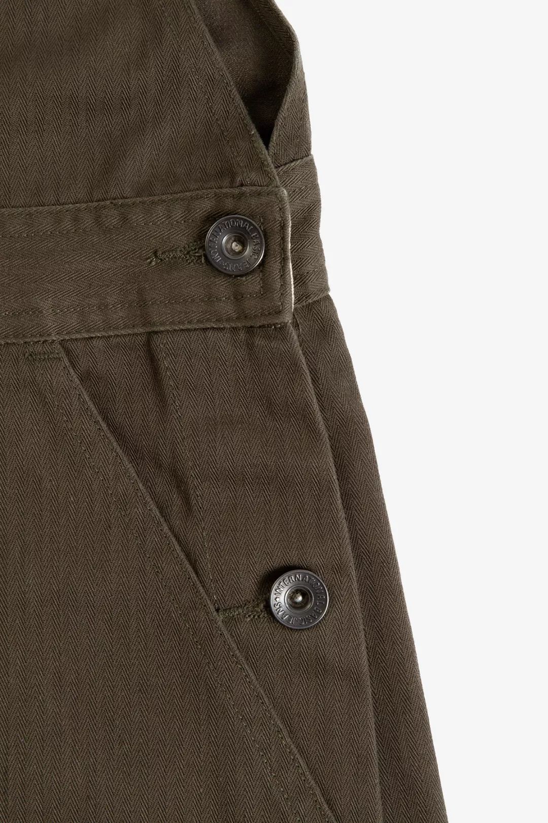 推荐女生穿的背带裤,敢穿背带裤的女孩