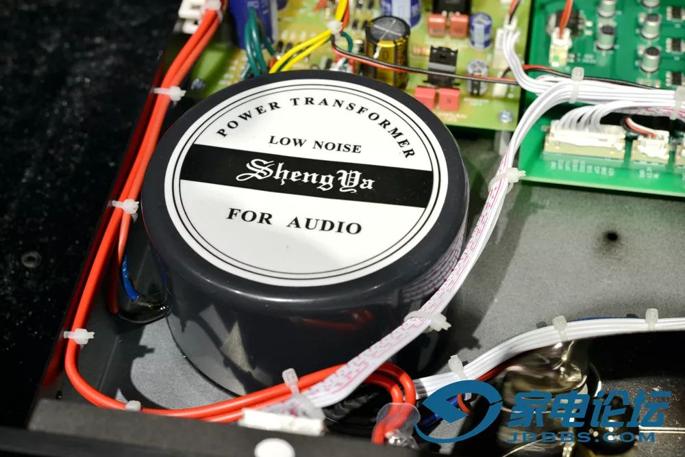 全能的解码“妖精”：声雅DAC25胆石结合解码器