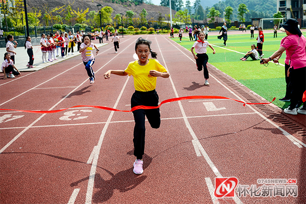 通道礼雅小学：举行第三届秋季田径运动会