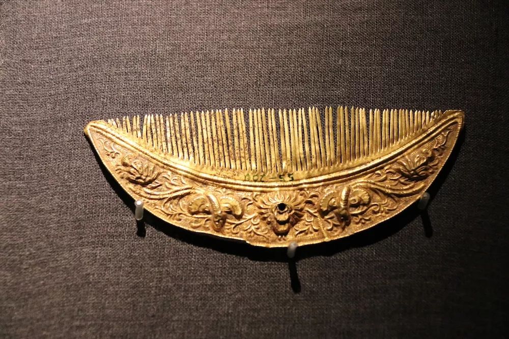 卡地亚满钻手镯窄版高定,卡地亚新款手镯时尚减龄黄金