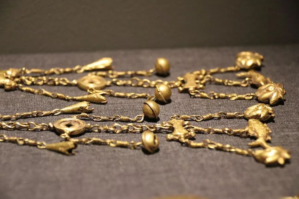 卡地亚满钻手镯窄版高定,卡地亚新款手镯时尚减龄黄金