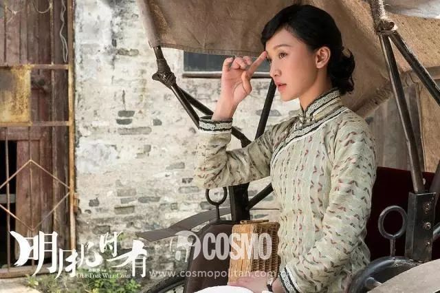 越年轻的小花越难穿好，我说旗袍