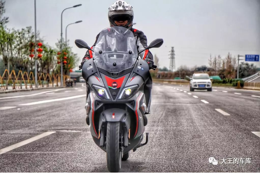 300cc大踏板不知道怎么选?看这篇准没错!——光阳CT300、三阳joymaxZ300、阿普利亚SRMAX300横评