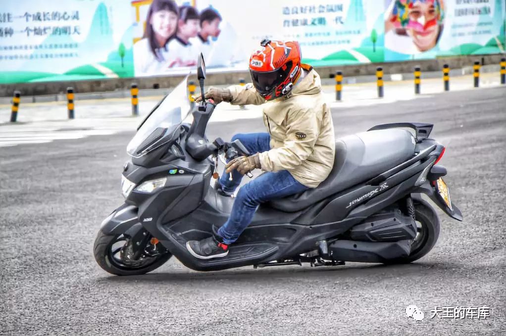 300cc大踏板不知道怎么选?看这篇准没错!——光阳CT300、三阳joymaxZ300、阿普利亚SRMAX300横评