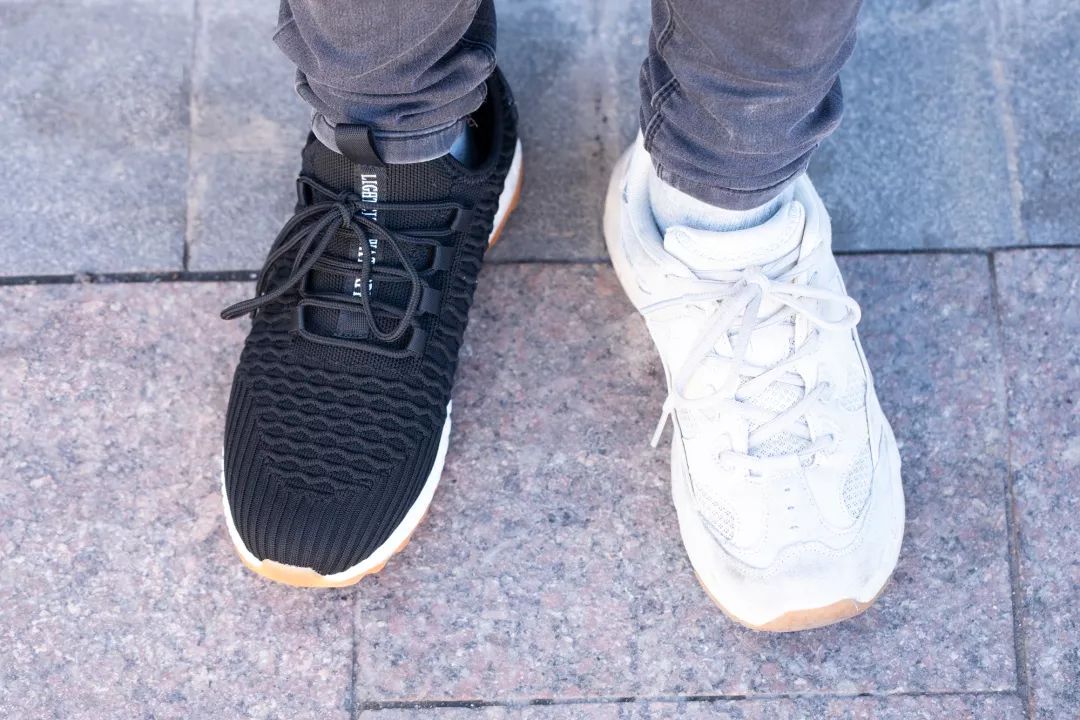 地表Zui强！暴雨蹦迪从不湿还巨暖和！比2个鸡蛋还轻，走8小时一点都不累