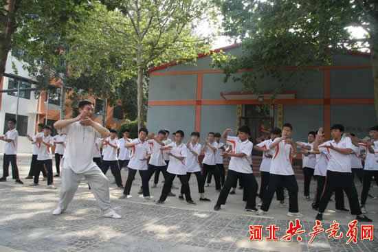 太极协会走进学校太极拳表演,同华学校太极拳