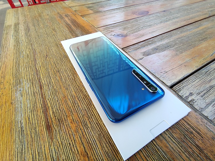 OPPOK5开箱上手:6400万超清四摄+30W闪充赛博金属意外好看