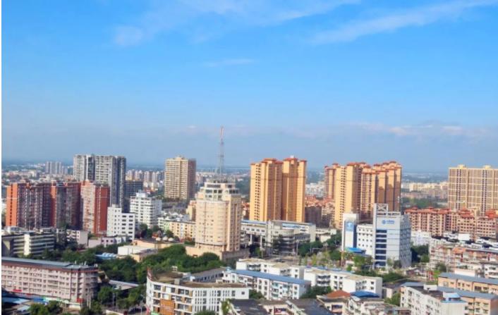 雨后天空现雪山美景,白色天际线图片