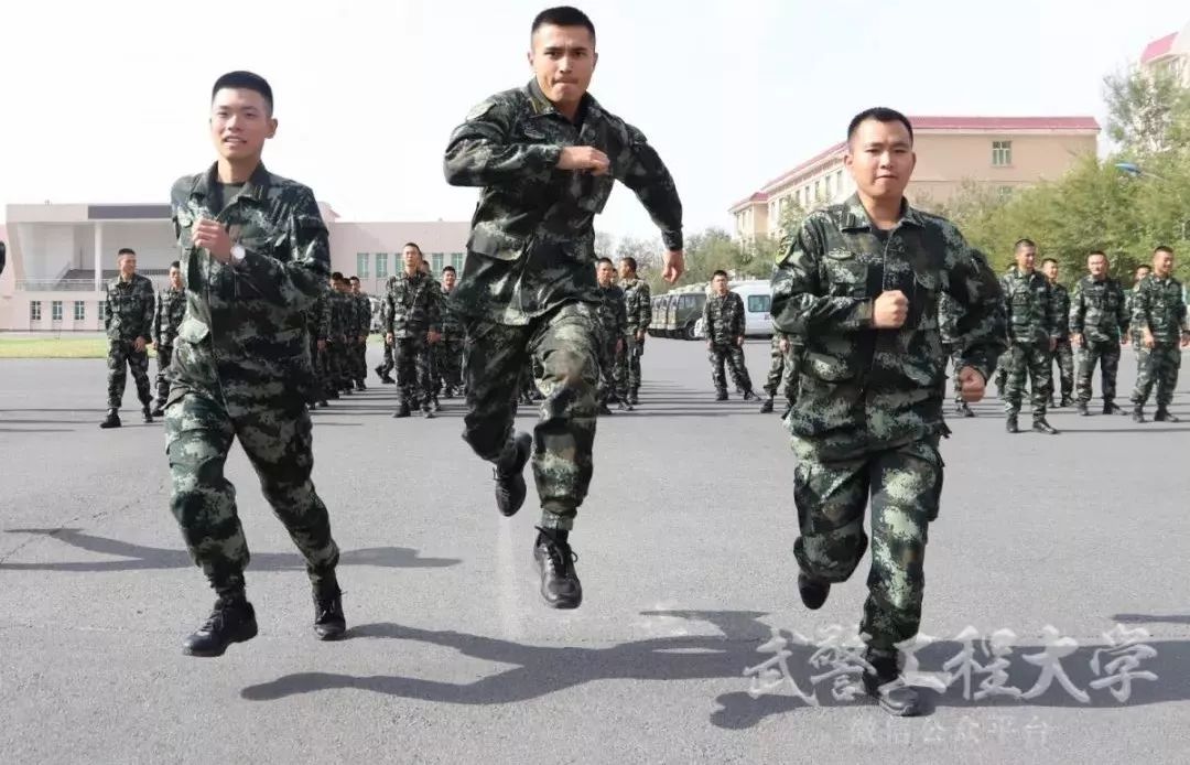 告别热气腾腾的军营,告别青春军旅