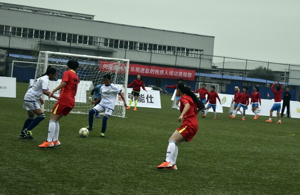 巧家聋人女子足球队：苔花如米小敢学牡丹开