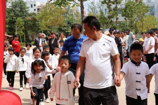 「文化晋宁」开笔启智慧书香润人生——昆阳二小新生的“开笔礼”