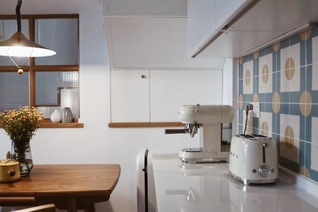 她买下32㎡上海老旧学区房，为女儿打造小桃园，还有20㎡超舒适大庭院