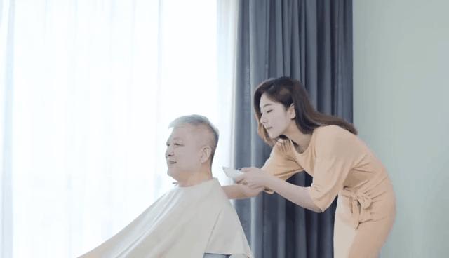 头发长理发店没开门怎么办，别在傻傻的等了，搞个理发器自己剃头