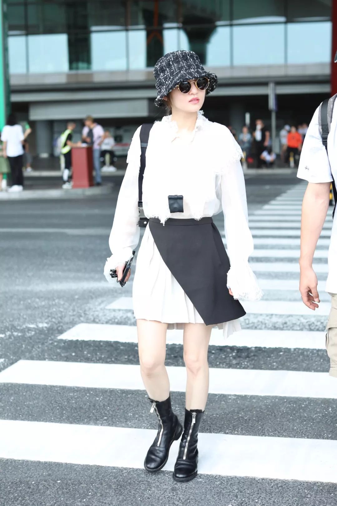 2022秋冬女明星马丁靴穿搭,女明星卡其色风衣搭配马丁靴图片