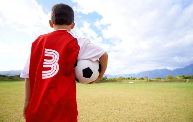 儿童几岁可以练足球头球,儿童学足球影响身体发育