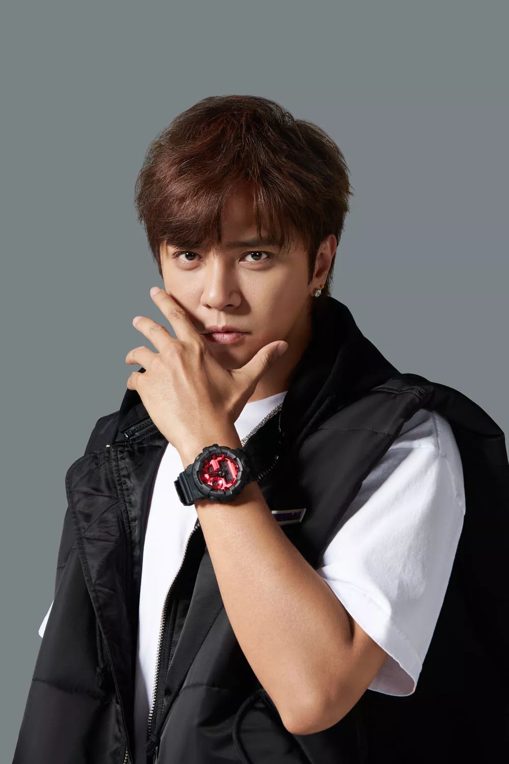 坐拥数千球鞋，满屋潮流玩具！他可能才是国内最潮的明星