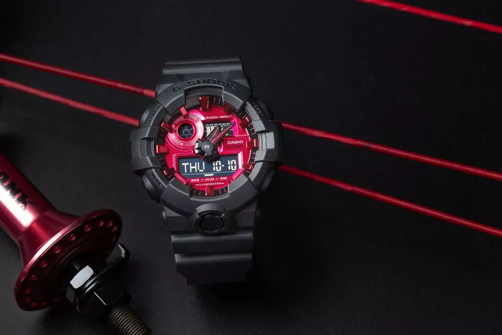 坐拥数千球鞋，满屋潮流玩具！他可能才是国内最潮的明星