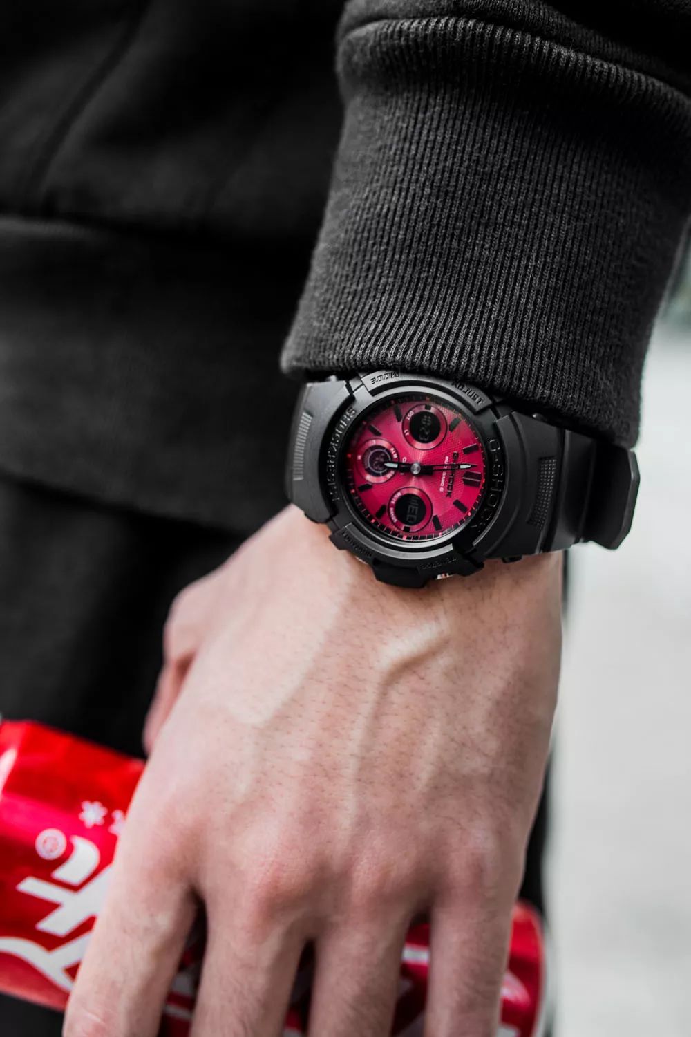 坐拥数千球鞋，满屋潮流玩具！他可能才是国内最潮的明星