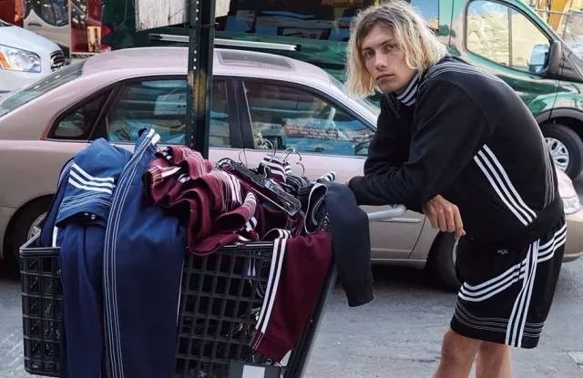 早报|开云不太可能与LVMH“抢”Tiffany；深圳破获3.2亿特大奢侈品*私走**案，以及海澜之家、雅戈尔、维格娜丝等财报