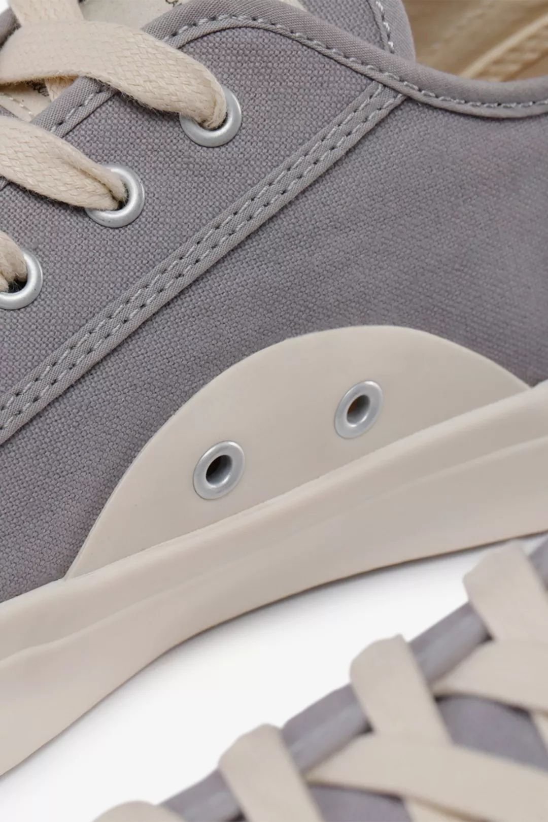 别装了，你的鞋已经出卖了你