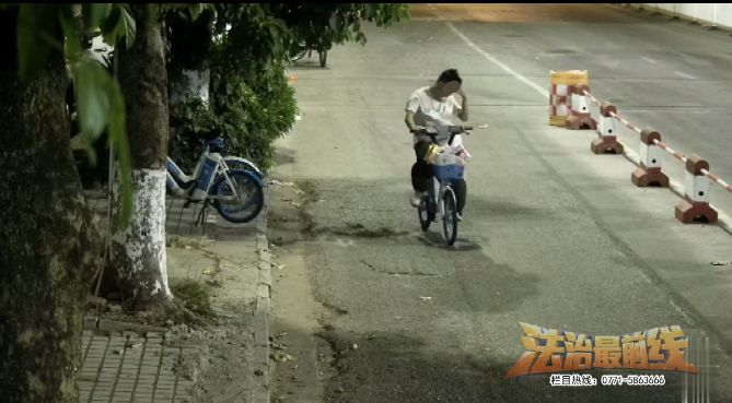 男子偷女子内衣被监控拍到,男子偷走400件女士内衣