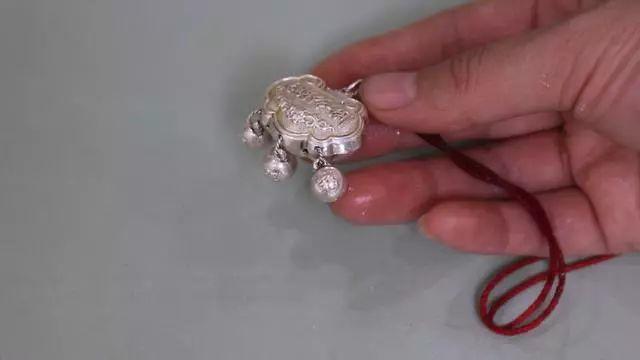 镂空的银首饰怎么清洗里面,银首饰发黑最简单清洗方法