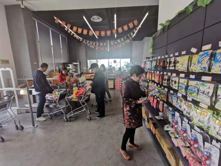 场外进博“汇”|老人更爱虹桥自贸城的生鲜产品！“6天+365天”交易服务平台成这里市民每周必来地