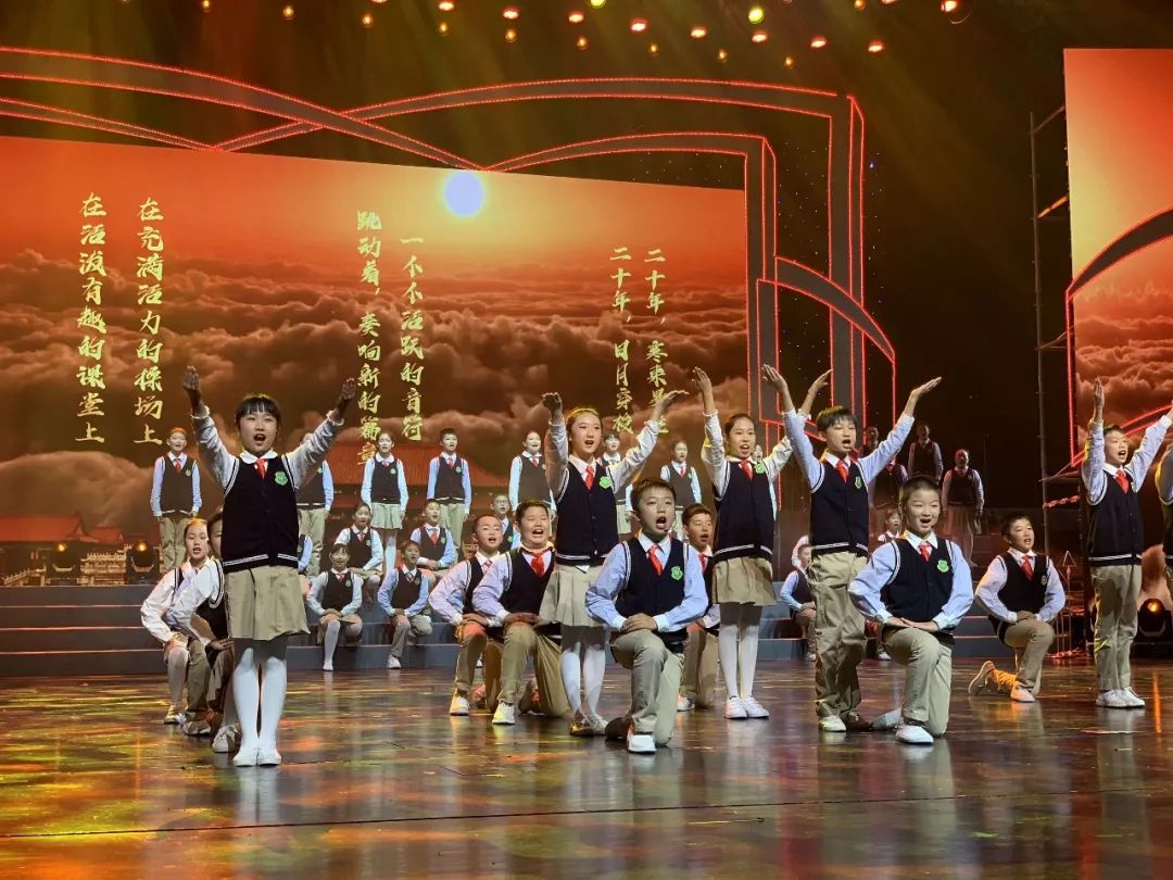 今天，这所学校的生日会惊艳全场