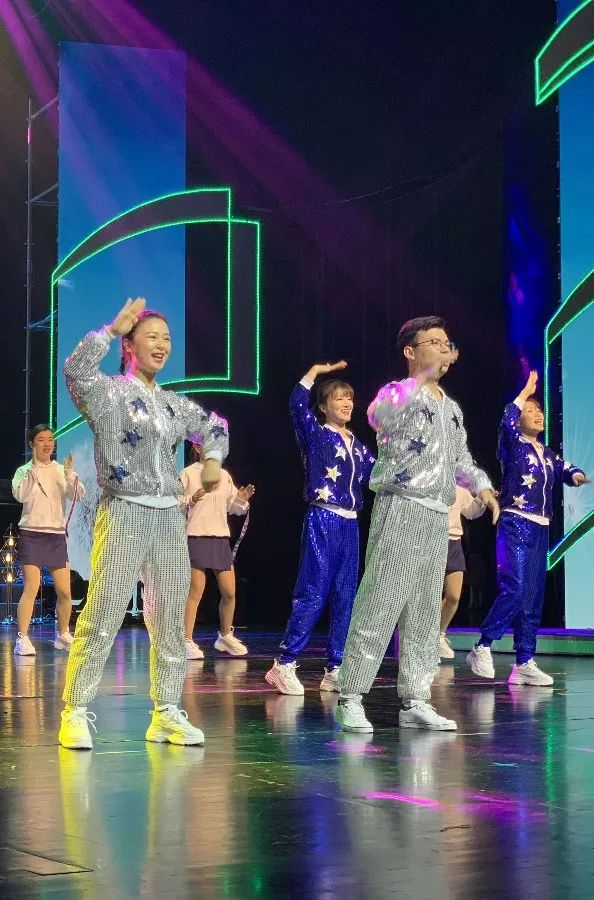 今天，这所学校的生日会惊艳全场