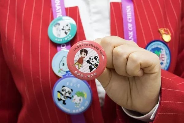 同学，换徽章吗？沪上各高校“小叶子”进博徽章大集合！