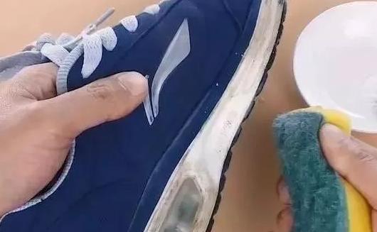 鞋子边缘脏了怎么变白,鞋子白边脏了怎么清理小妙招
