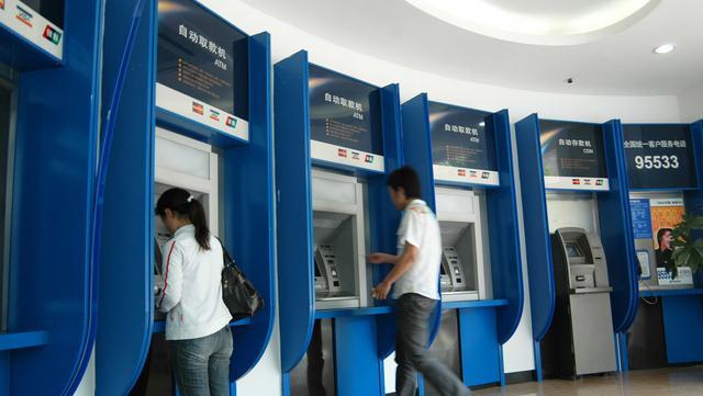 银行卡被吞了怎么处理atm,存钱超过10000钱被吞了几天可退回