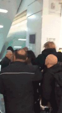 黄背心攻占老佛爷：一只手镯是最低工资5倍