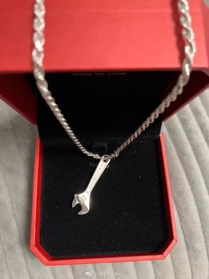 电网男女送礼都有啥？网友：送个锤子