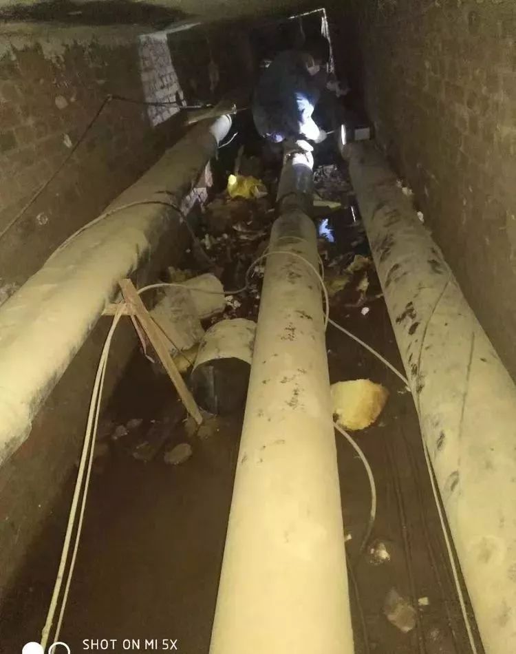 你的家里温暖如春，你可知这个城市有一群暖男在为你抵御寒冬