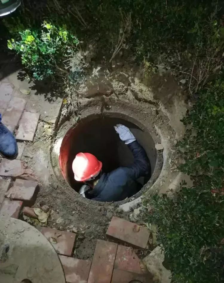 你的家里温暖如春，你可知这个城市有一群暖男在为你抵御寒冬