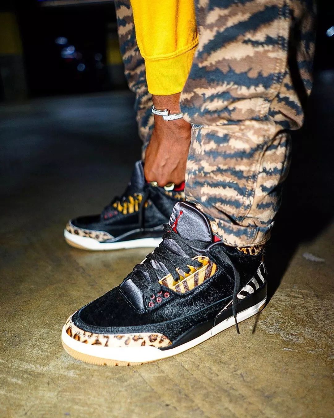 aj11黑红low2017发售,aj1mid万圣节黑红刺绣