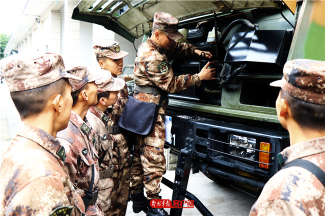 寒潮天气全副武装,强大寒潮来袭他们严阵以待