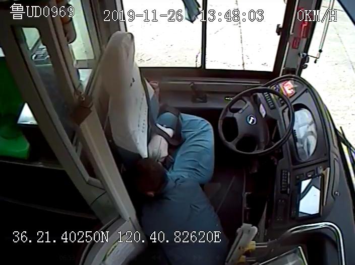 男子手机不慎掉入电梯缝,不小心把手机丢进公交车的零钱箱