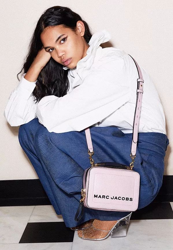 看中一个包包看了很久还是喜欢,看上了一款新款包包