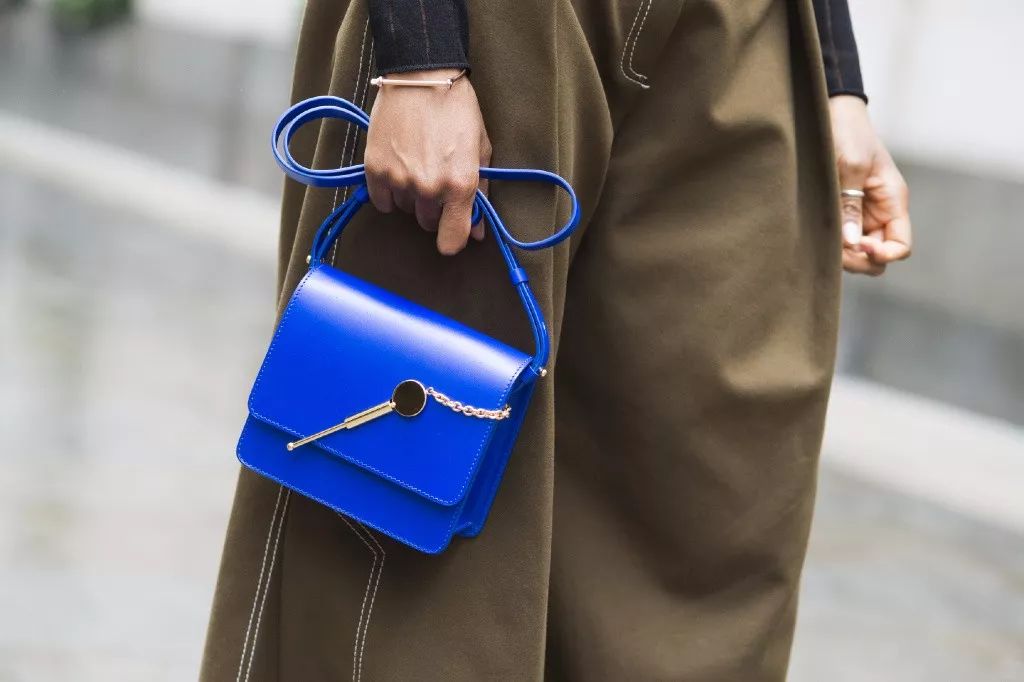 看中一个包包看了很久还是喜欢,看上了一款新款包包