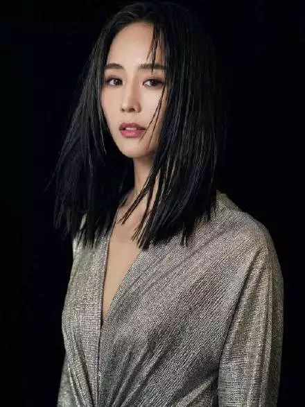 低胸≠暴露！或许你与性感女神只差一件V领的距离