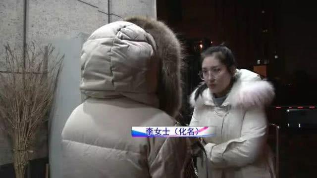 更衣室里有人与男子视频，身边女子一丝不挂全被拍