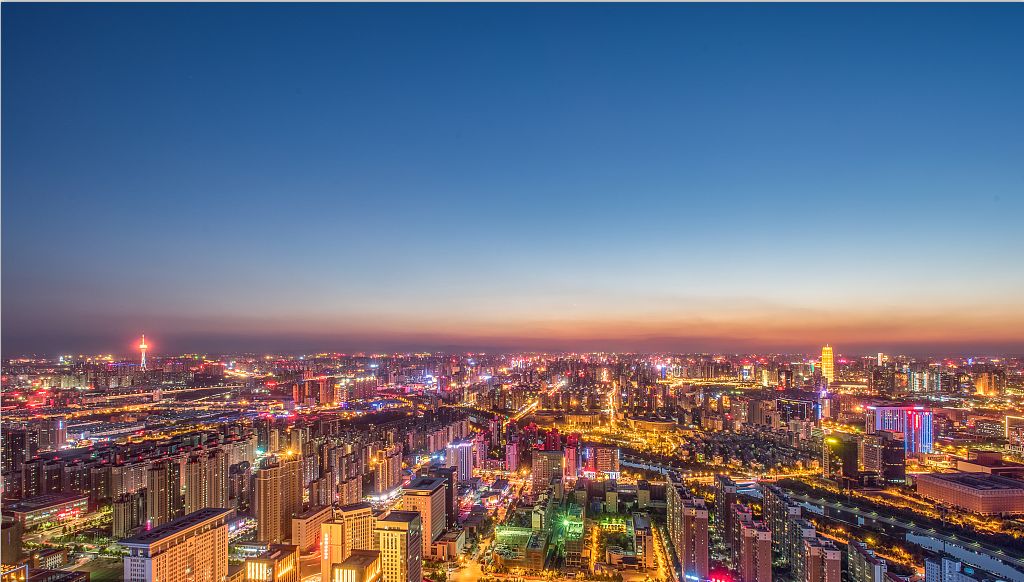 一路之隔北龙湖，谁是城市新主角？