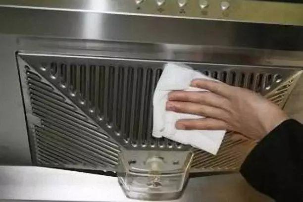 油烟机用油污净变色了怎么处理,油烟机用久里面的油怎么去掉